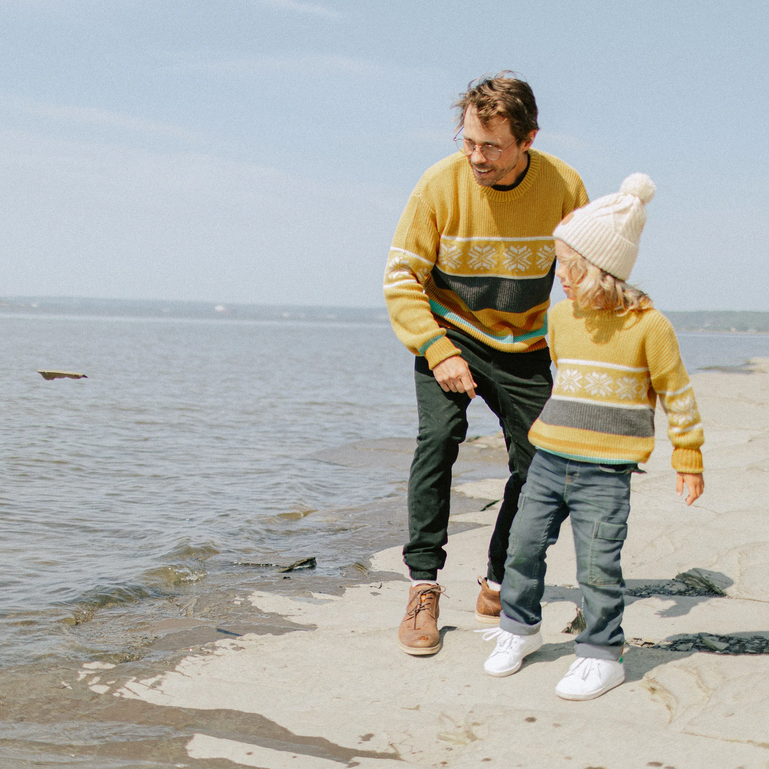 Chandail de maille jaune à motif jacquard, adulte || Yellow knitted sweater with a jacquard print, adult