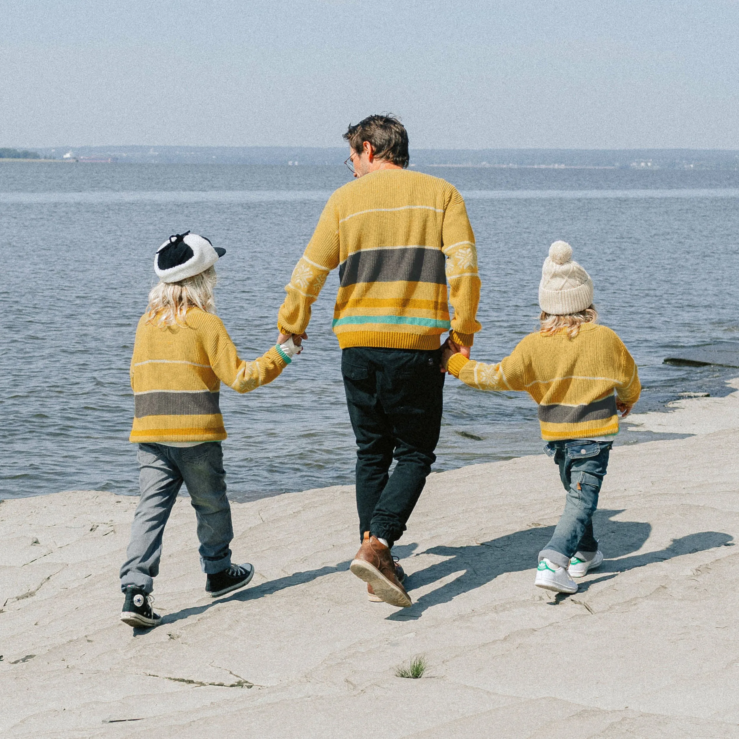 Chandail de maille jaune à motif jacquard, adulte || Yellow knitted sweater with a jacquard print, adult